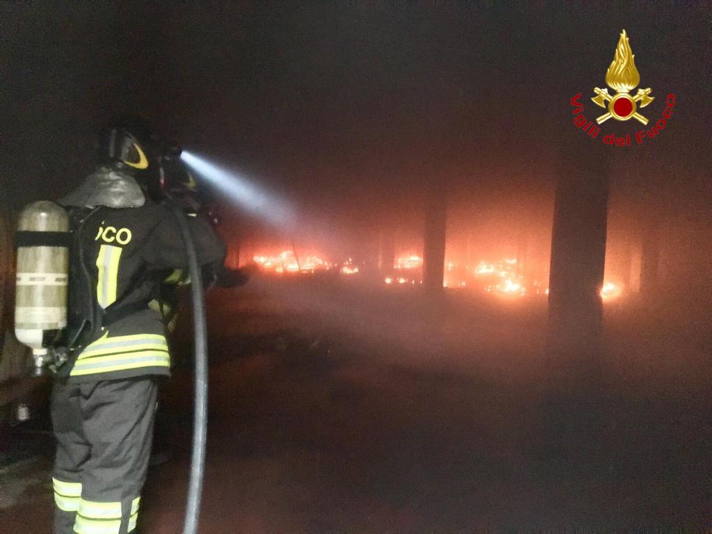 Fiamme nel pomeriggio all’ex Olcese