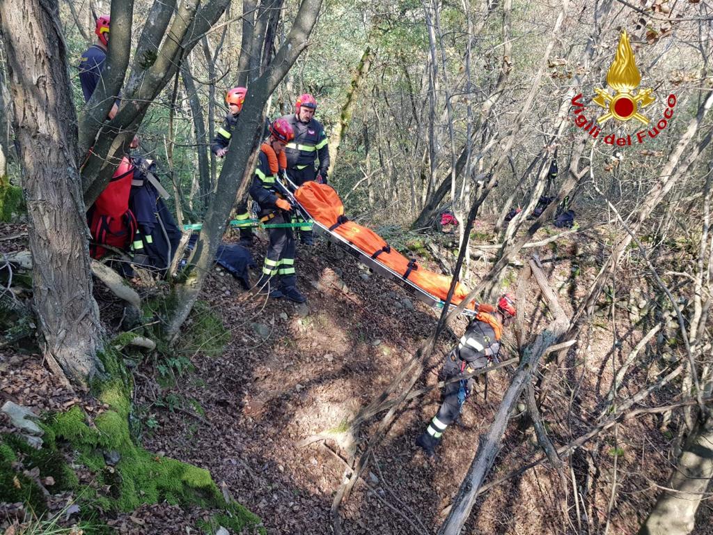 Vigili del Fuoco, esercitazione a Varallo Pombia, simulazione di soccorso a un ferito nel Ticino