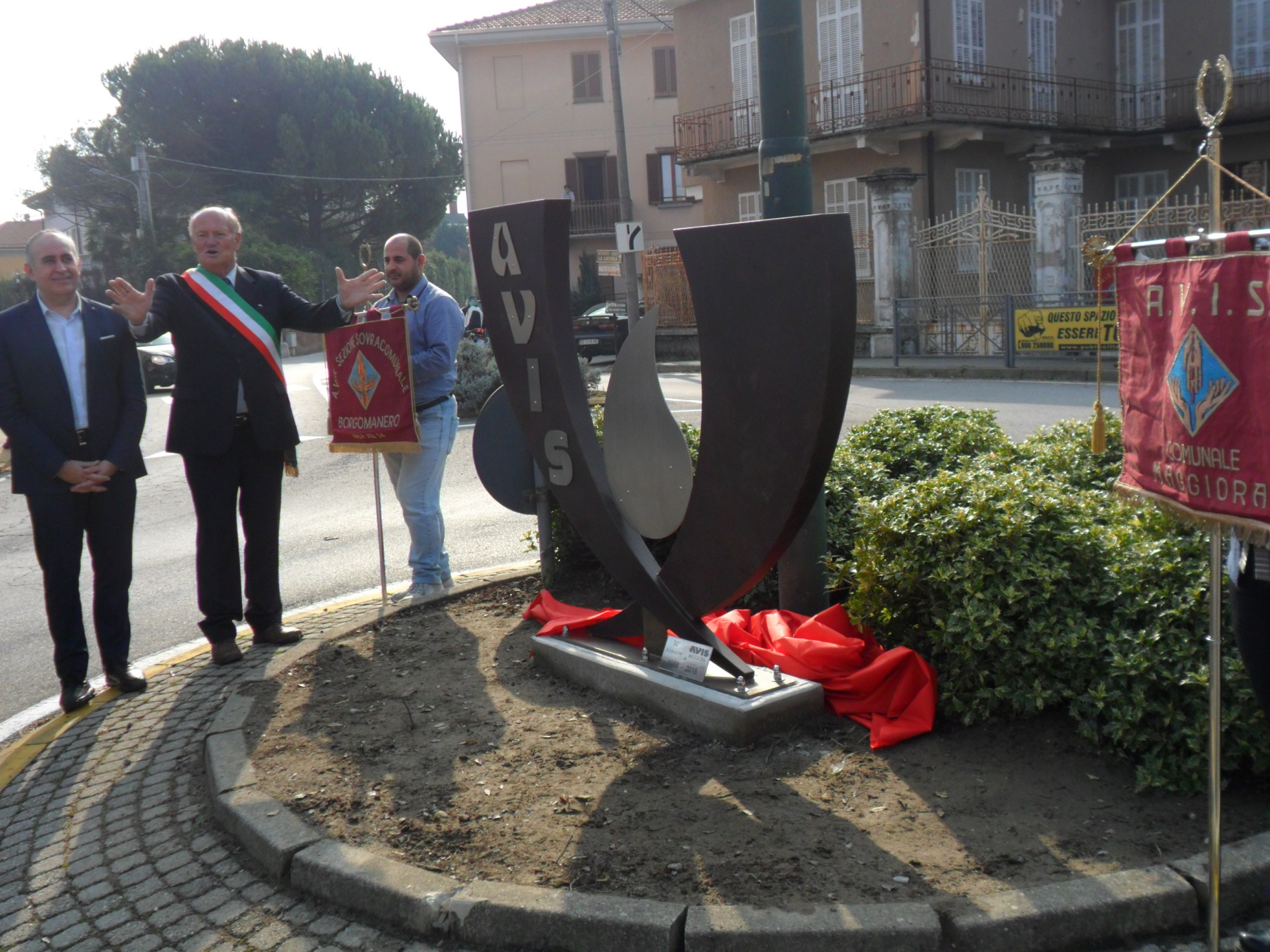 Maggiora Inaugurato un monumento dedicato all’Avis