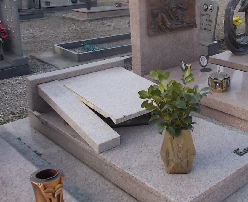 Gattico – Vandalismo al cimitero