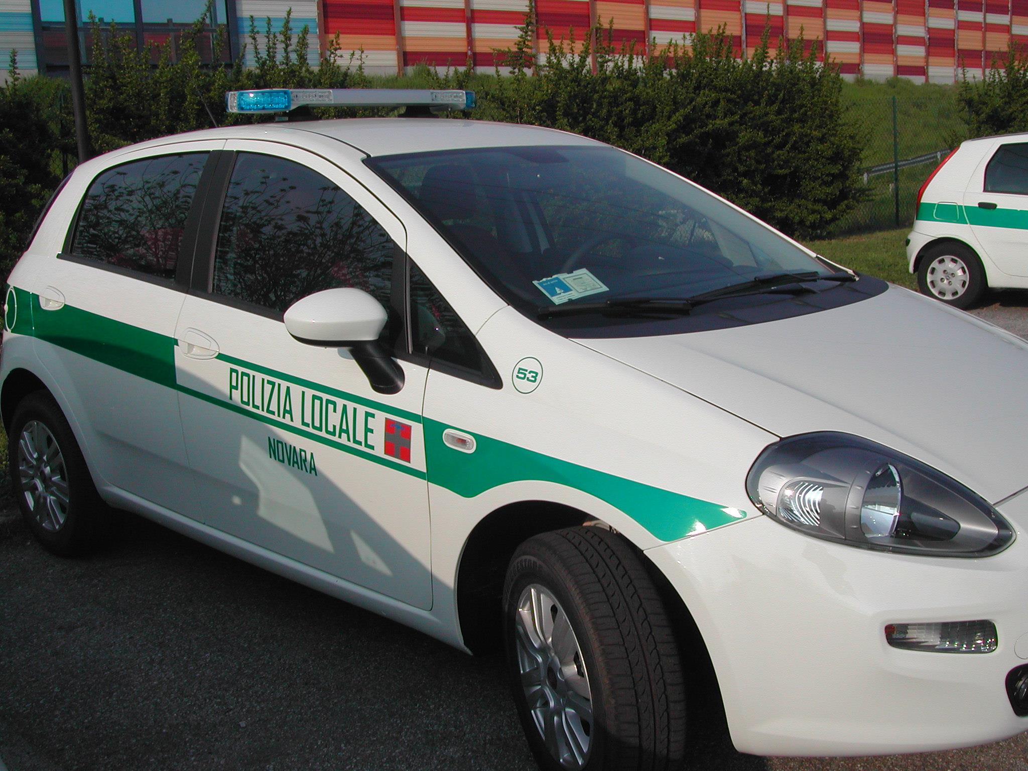 Tre giovani denunciati dalla Polizia locale per danneggiamento agli arredi di un’area verde
