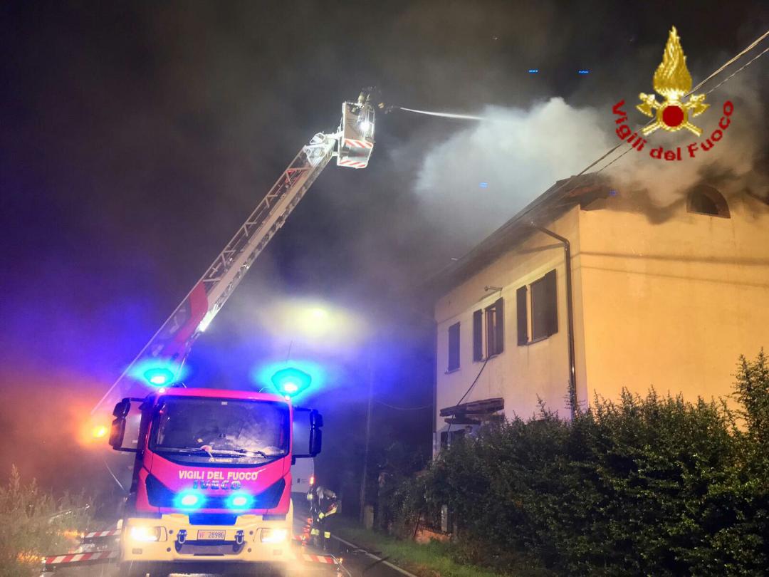 Tetto in fiamme a Momo: sul posto i Vigili del fuoco
