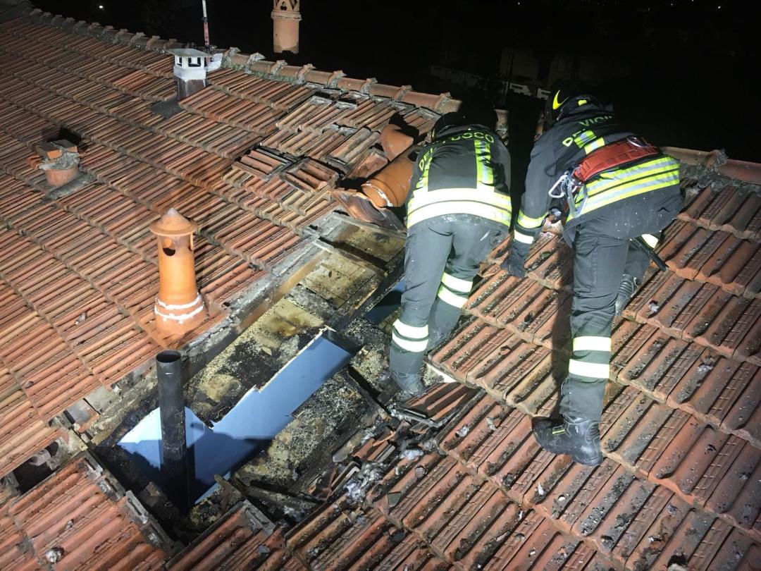 Incendio a un tetto a Trecate