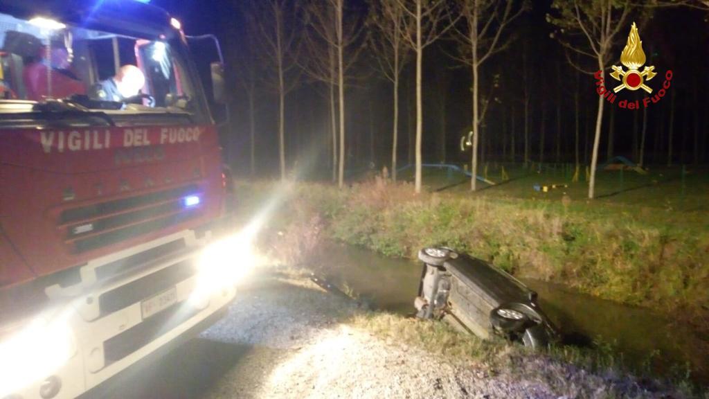 Auto in un canale, donna salvata da Vigili del fuoco e 118