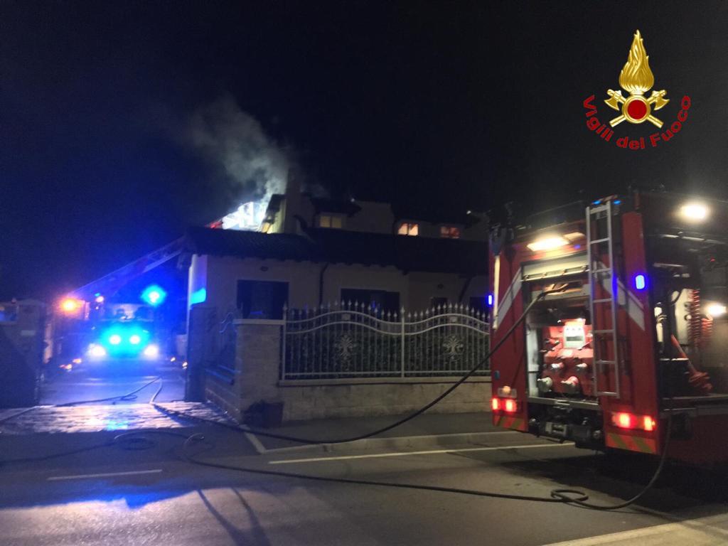 Fiamme da un tetto in via Verbano