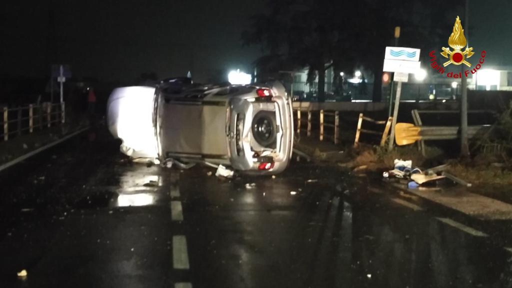 Incidente stradale a Cameri: auto si ribalta sulla strada