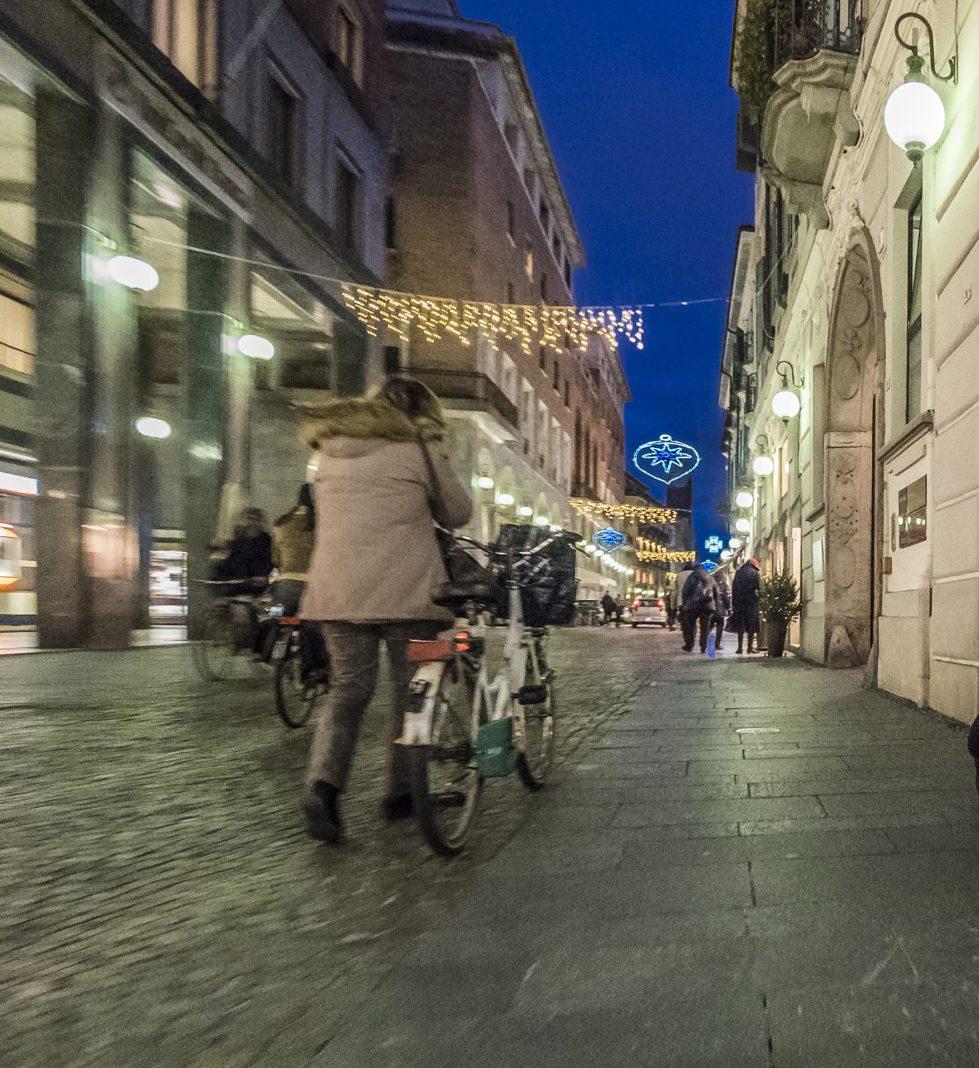 Novara, luminarie in tutta la città grazie a Citelum: alberi di Natale in ogni quartiere