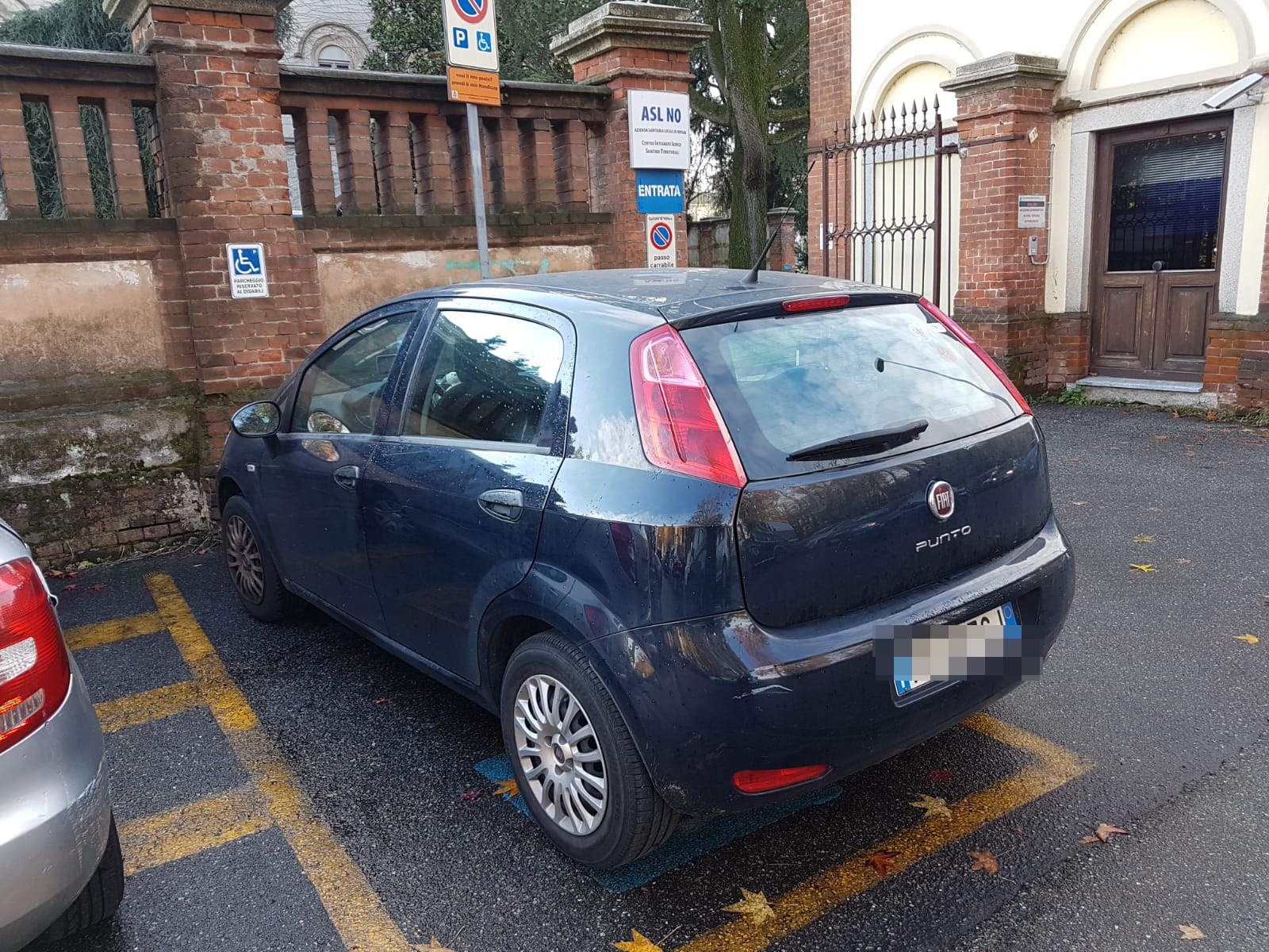 Sosta vietata sugli spazi per disabili: in aumento l’attenzione e le multe