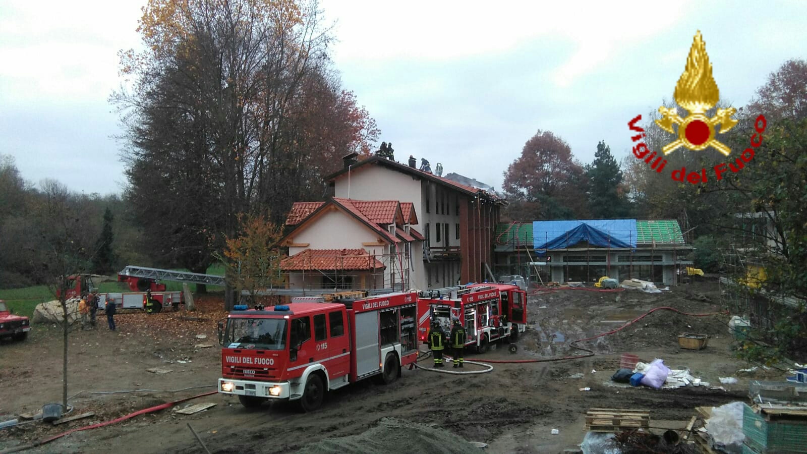 Gattico: fiamme dal tetto di un immobile in costruzione