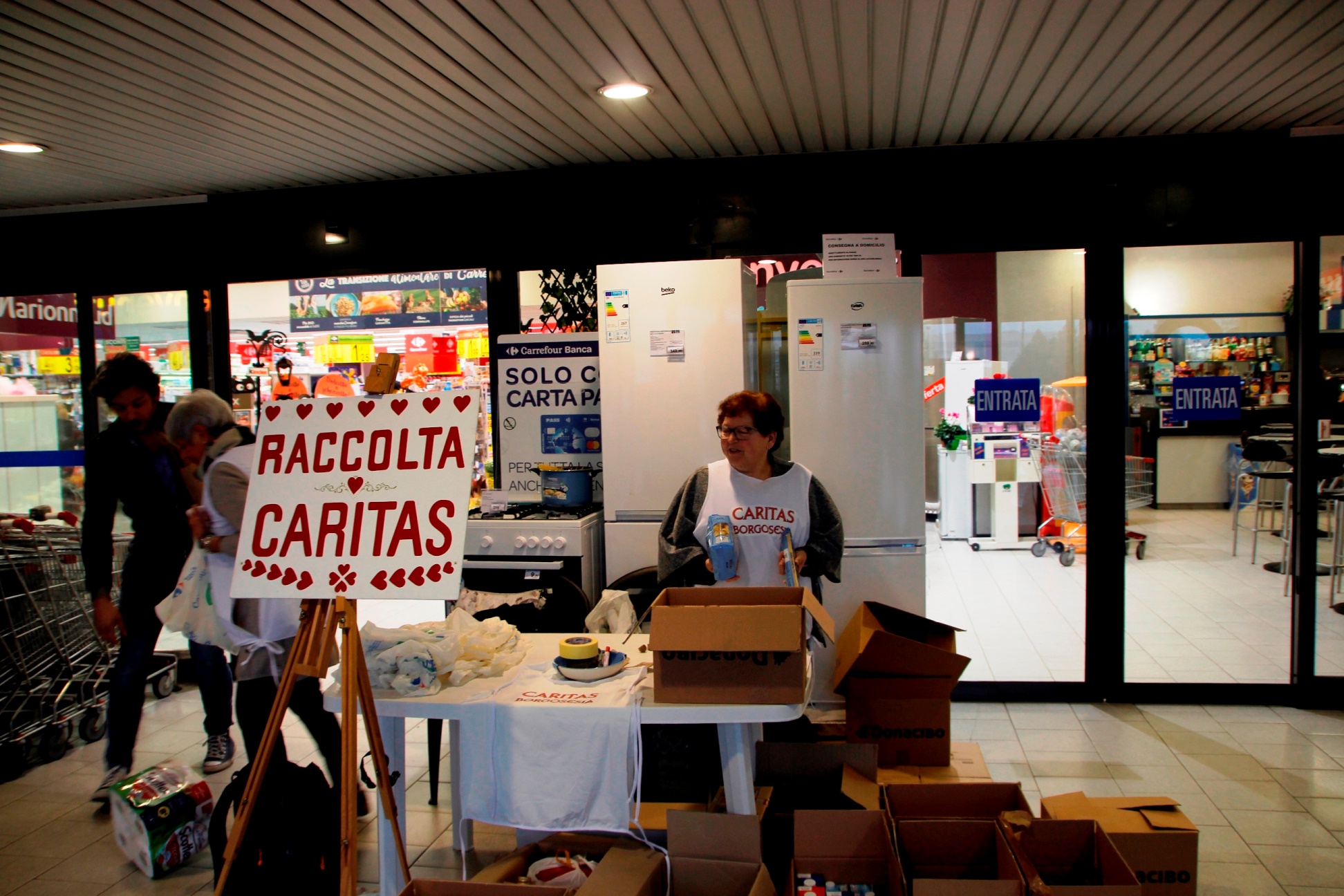 Collaborazione a Borgosesia tra Caritas e Carrefour per la raccolta di generi alimentari