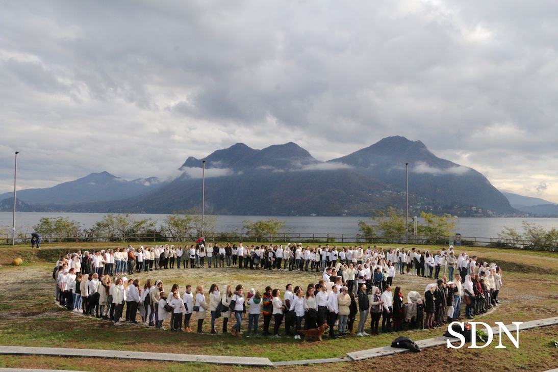 Verbania, in oltre 300 al Flash Mob per dire no alla violenza sulle donne (foto gallery)