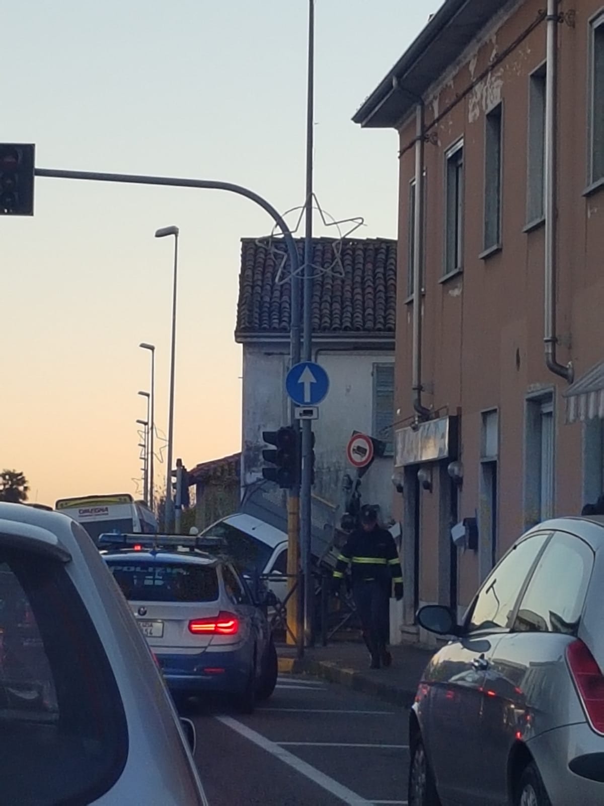 Caltignaga: incidente al semaforo, coinvolte un’ambulanza e due autovetture