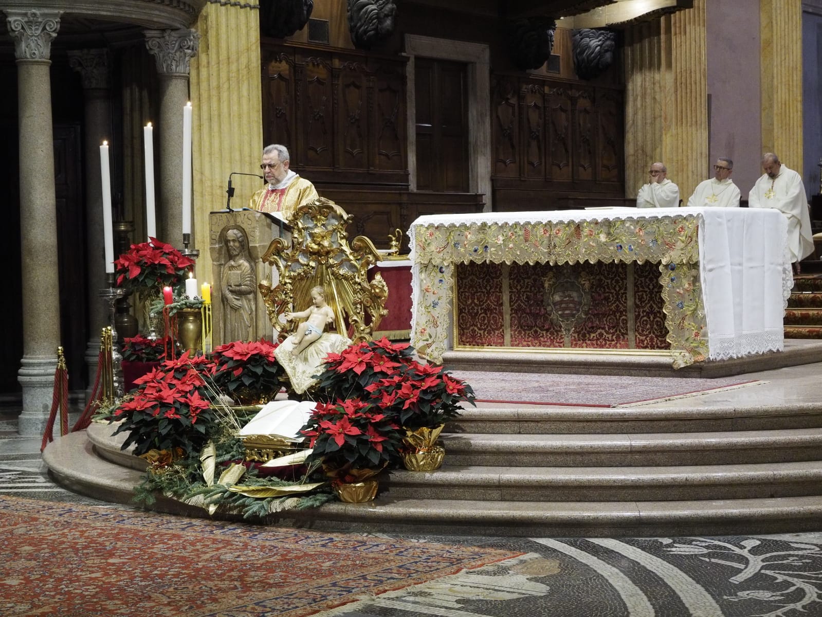 Messa di Natale in duomo, «Rendiamo i nostri cuori grotte di Betlemme»