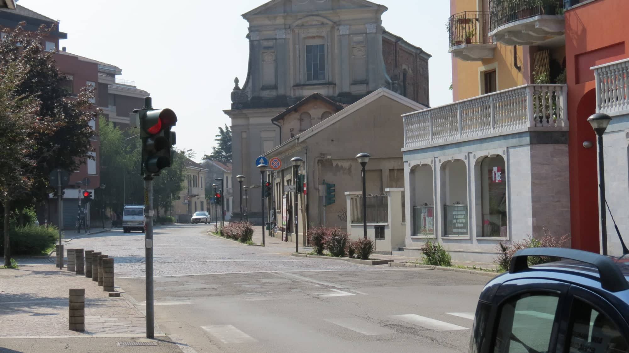 Comitato Spontaneo della Bicocca: «Il semaforo della piazza va rimodulato, così è pericoloso»