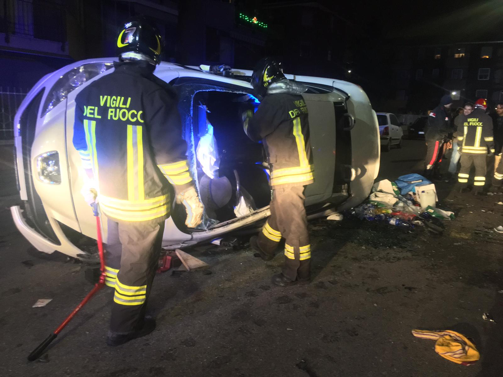 Auto si ribalta in via Lanza a Novara