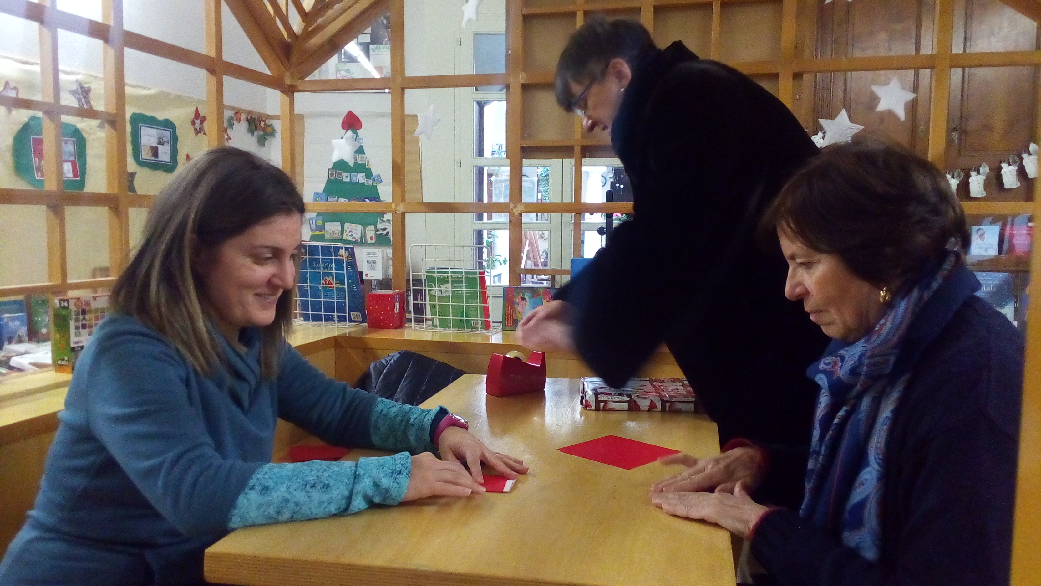 Natale in Biblioteca a Varallo con il laboratorio di origami tenuto da Gemma Turnone