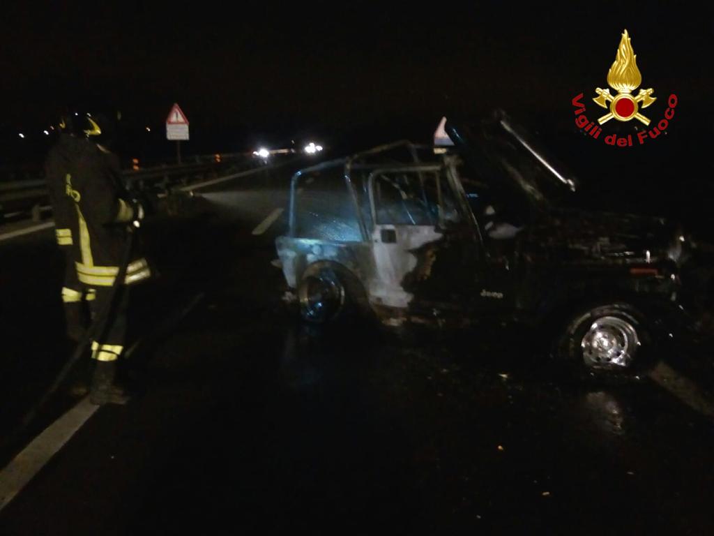 Incidente stradale in tangenziale: un’auto prende fuoco