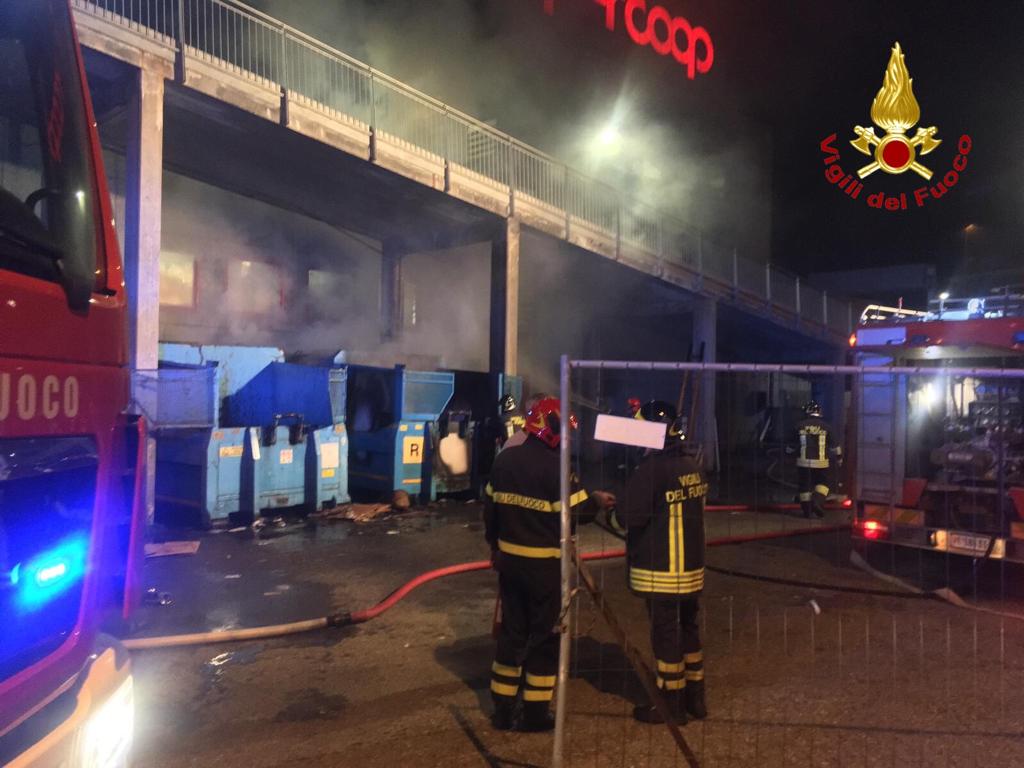 Novara: in fiamme un compattatore di cartone in un centro commerciale