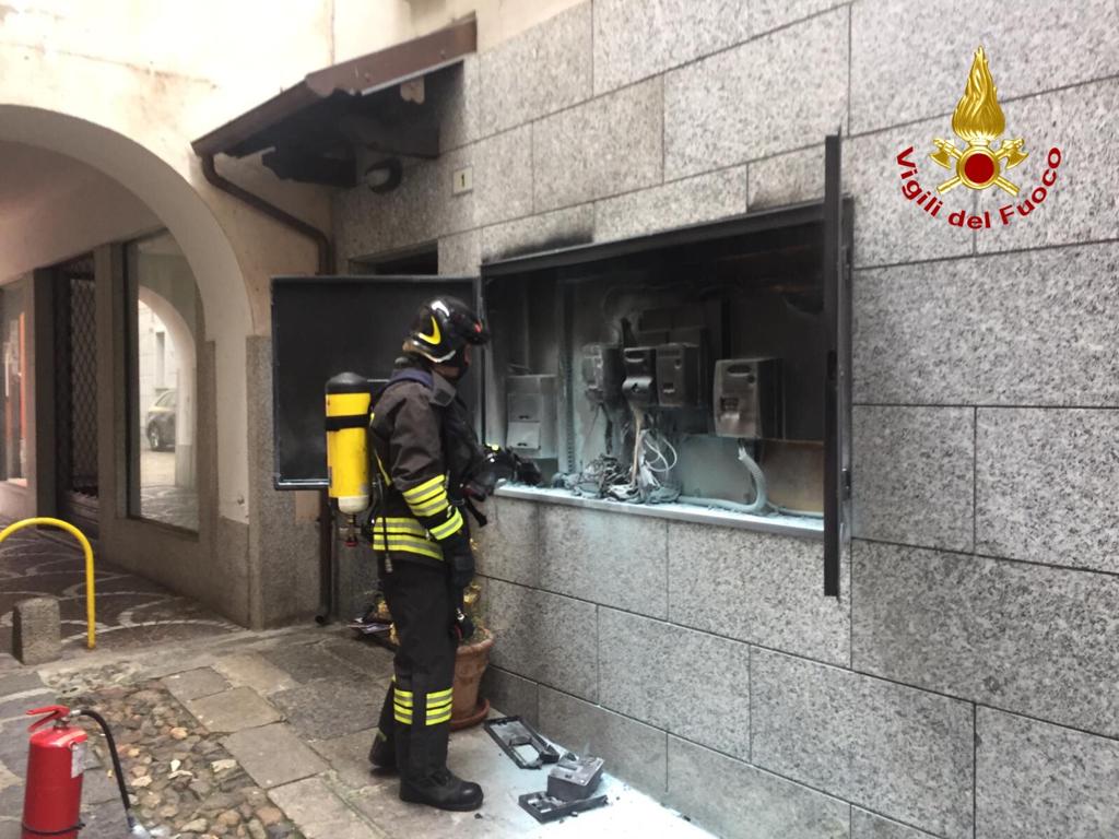Incendio in via Cavour ad Arona: un terzo della strada rimasta senza corrente
