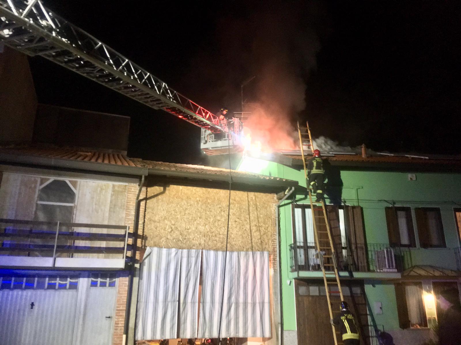 Cameri: a fuoco il tetto di una casa in via Volta