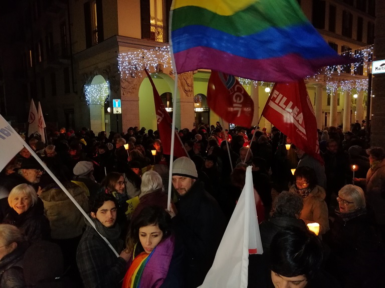 Fiaccolata per i diritti umani in piazza Martiri: tanti i partecipanti