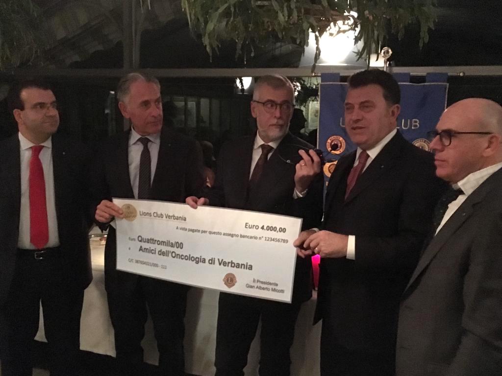 Il Lions club Verbania dona 4 mila euro agli Amici dell’Oncologia