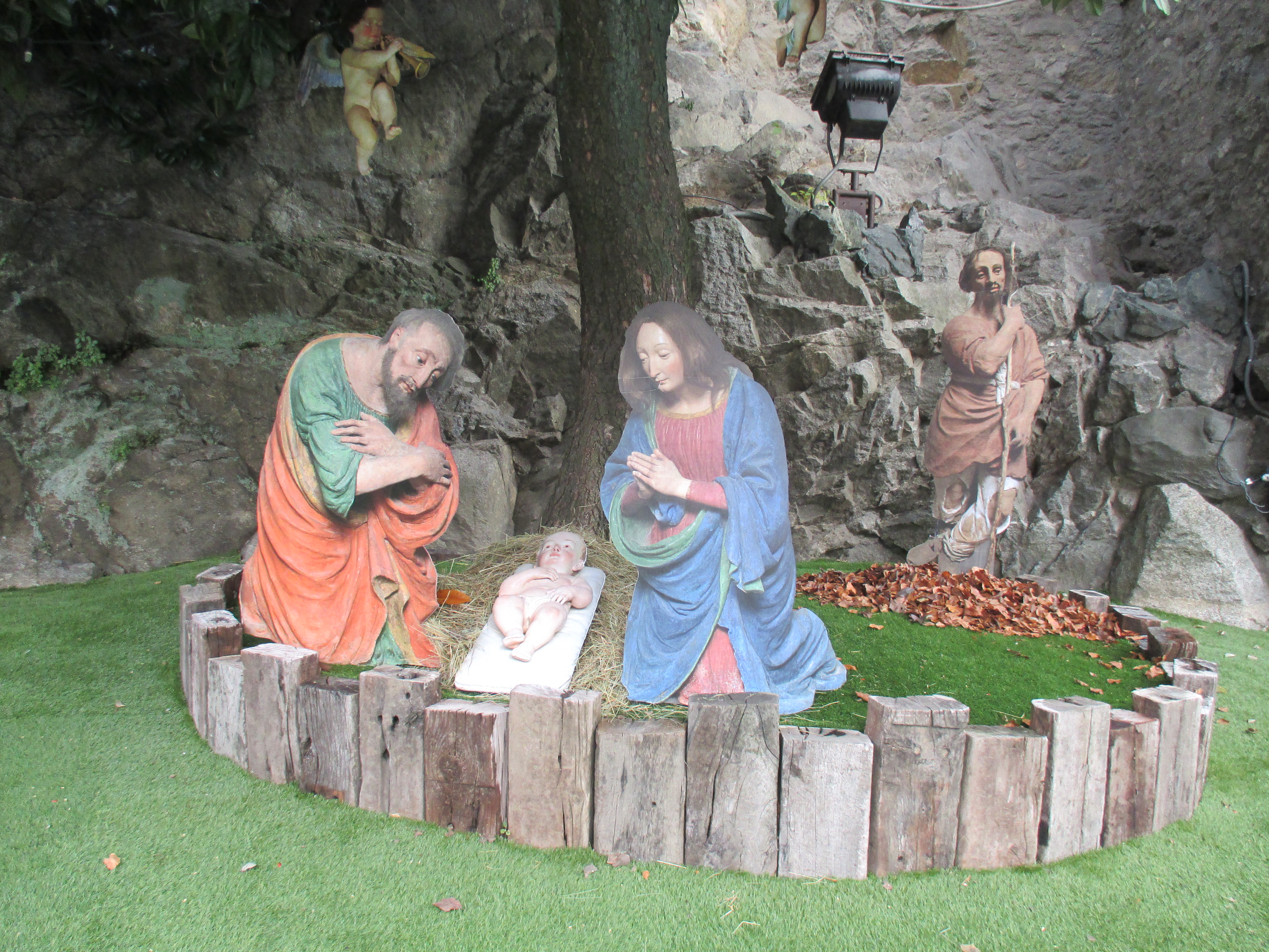 Varallo: vandali danneggiano il presepe di piazza Vittorio