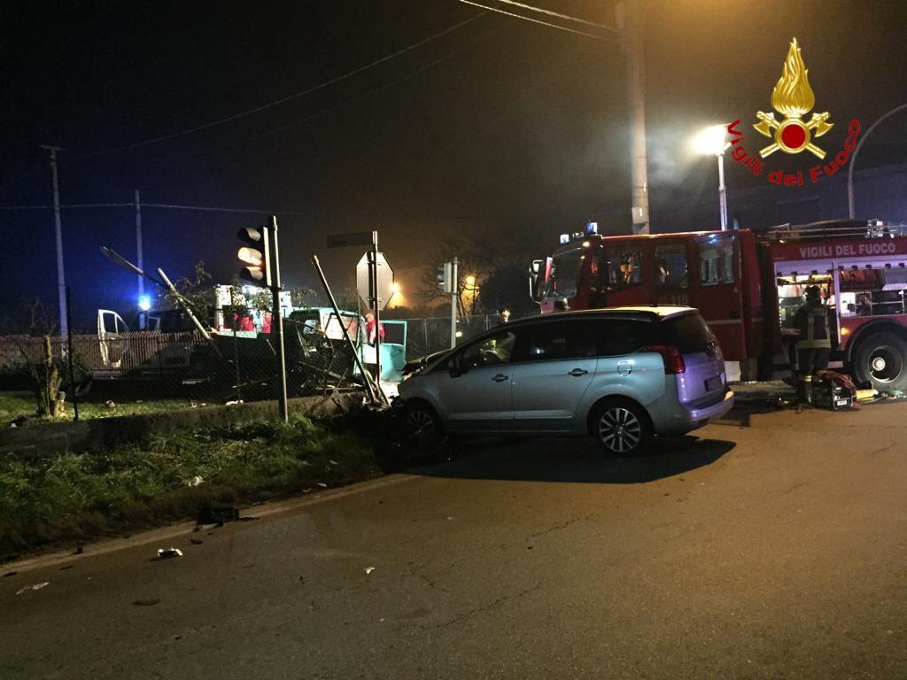 Un ventiseienne la vittima dell’incidente di domenica sera in via Strera a Oleggio