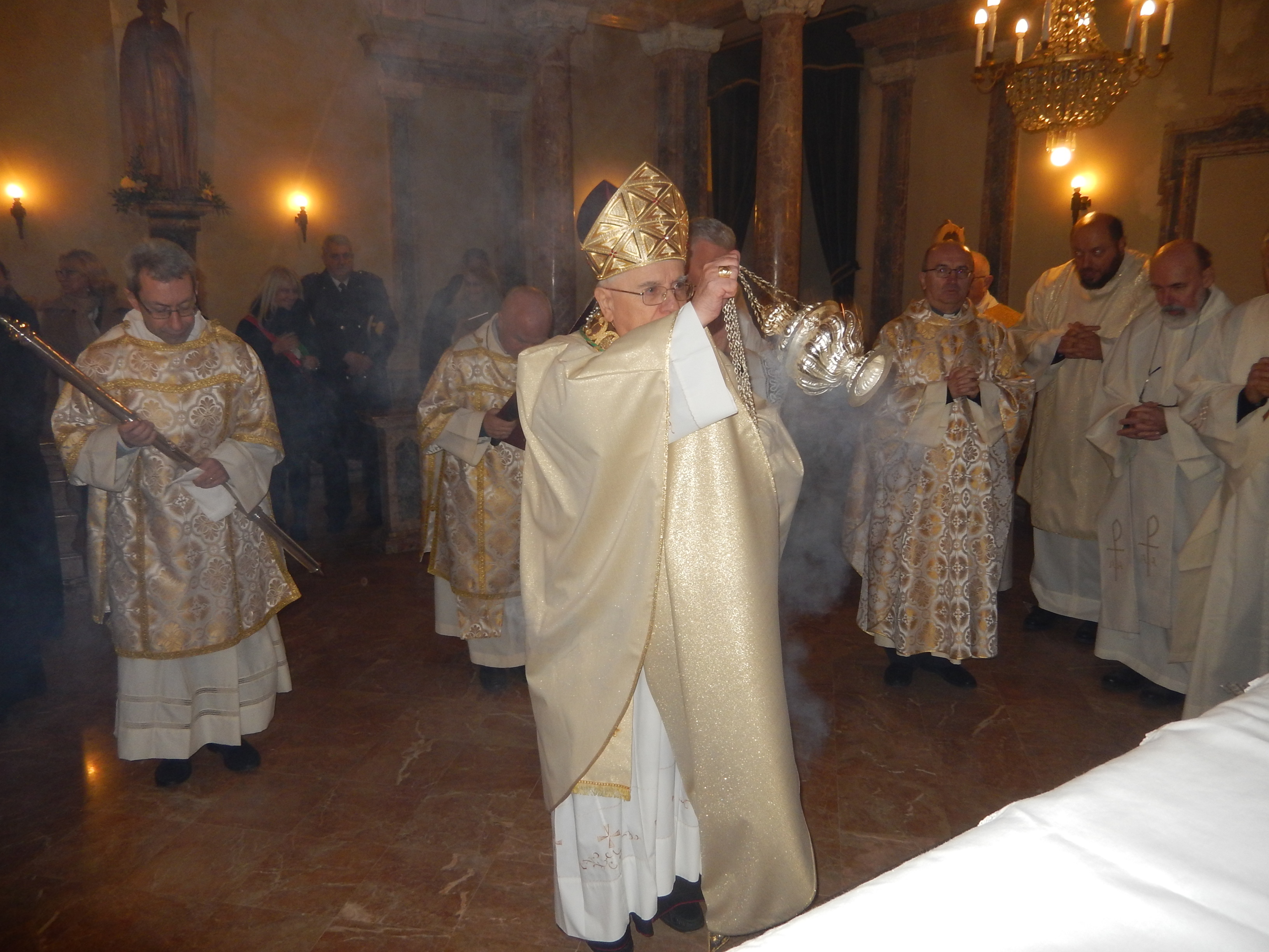 Gemellaggio: una lampada nella chiesa di Egina