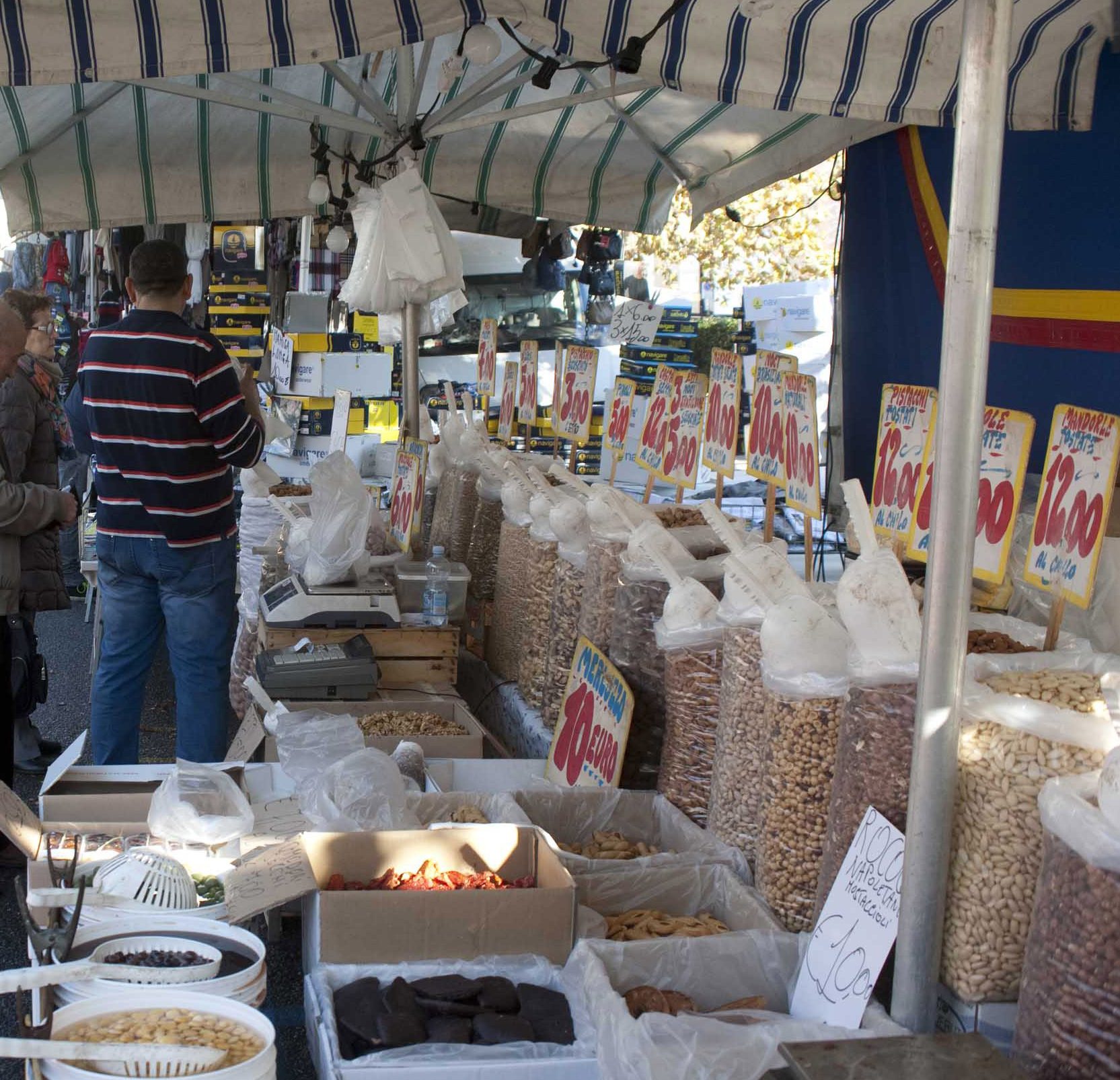 Nuove regole per i mercatini in centro a Novara
