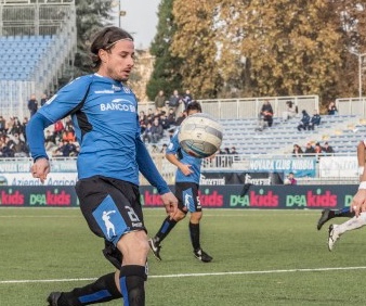 Cacia decide la gara con l’Albissola: il Novara calcio riparte con una vittoria