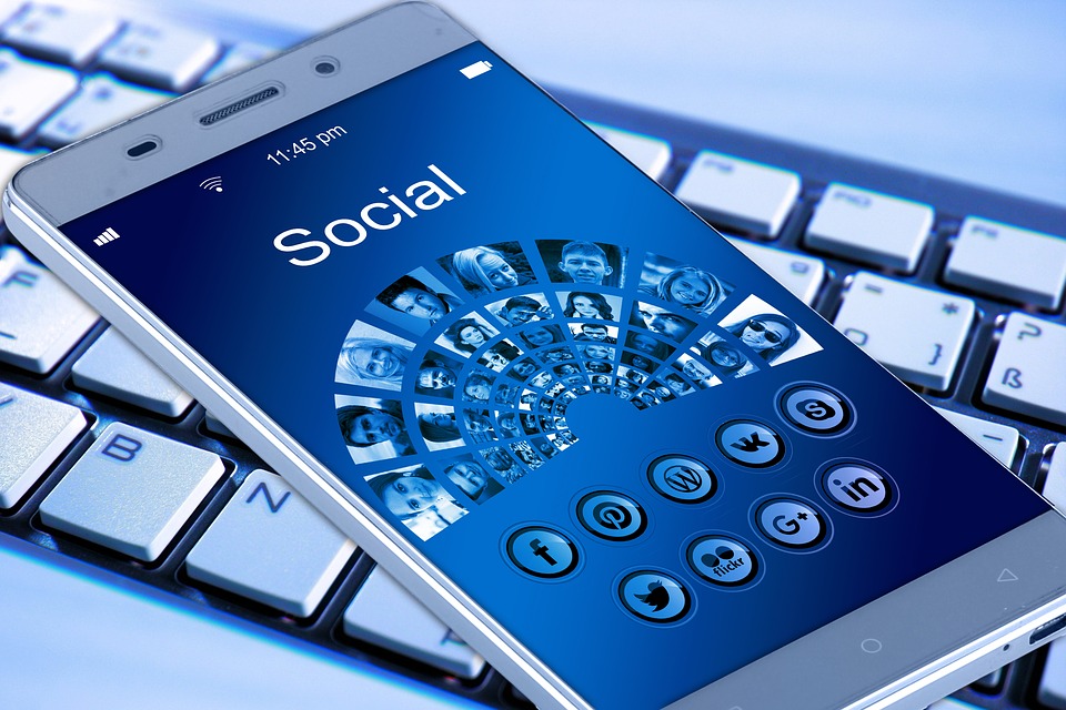 Convocati in comune per post su Facebook, il caso Bellinzago arriva alla Camera