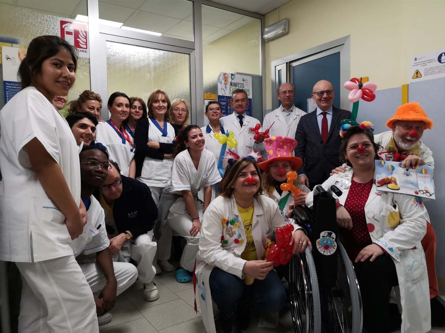 “Il Pianeta dei Clown” ha donato 5 moderne carrozzine alla Medicina Interna 2 dell’ospedale di Novara