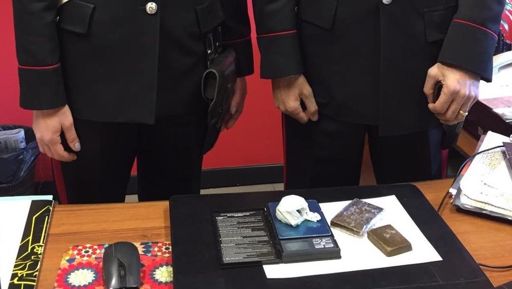 Borgosesia, spacciatore 23enne arrestato dai Carabinieri con un etto e mezzo di hashish