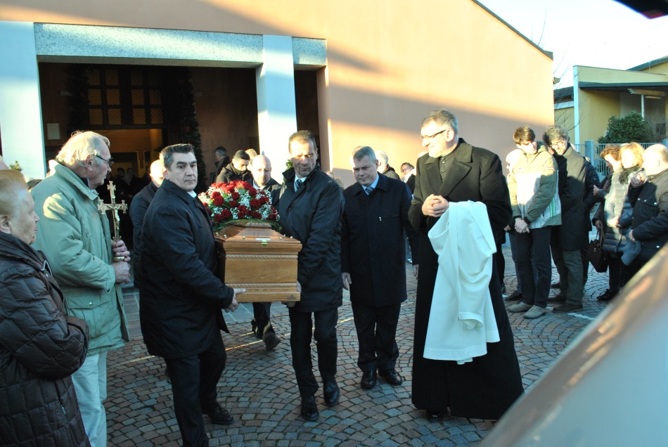 Il funerale di Aurelio Verdina nella chiesa parrocchiale della Baraggia di Suno