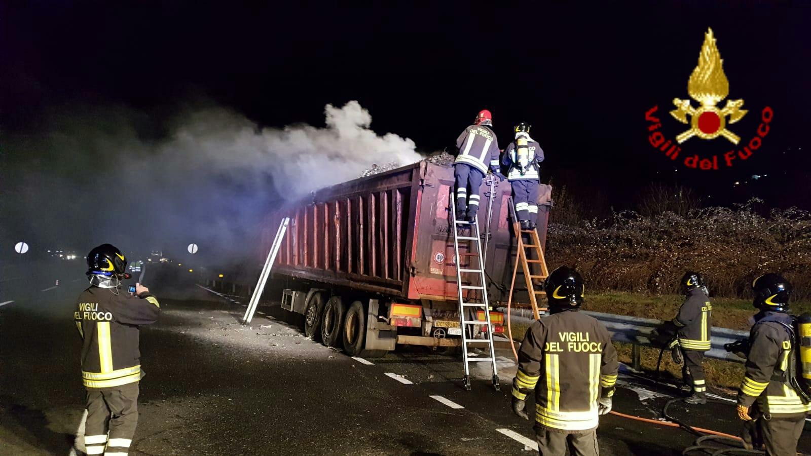 Fiamme da un mezzo pesante in A26, tra Carpugnino e Meina