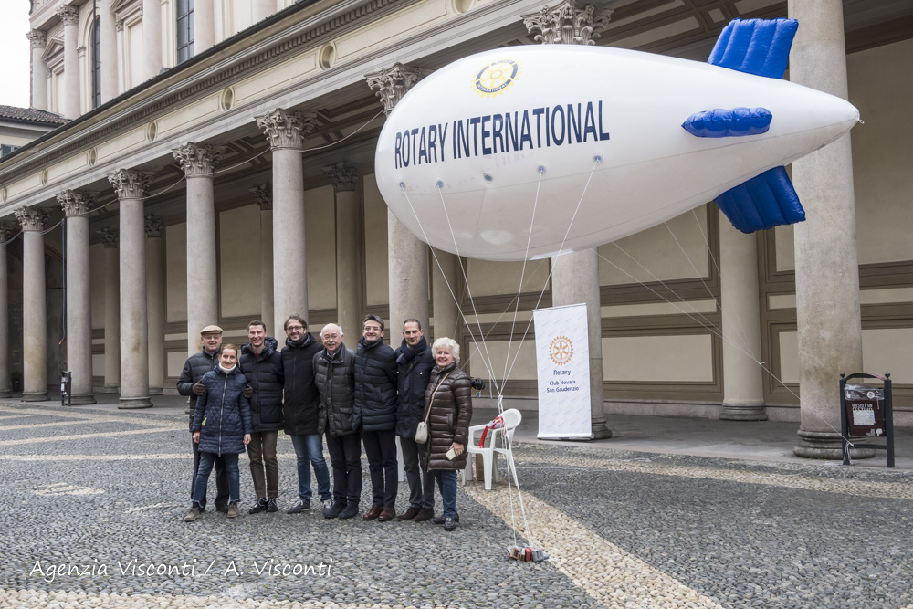 Il dirigibile del Rotary International in Piazza Duomo a Novara per l’anniversario della fondazione del primo Rotary Club nel mondo