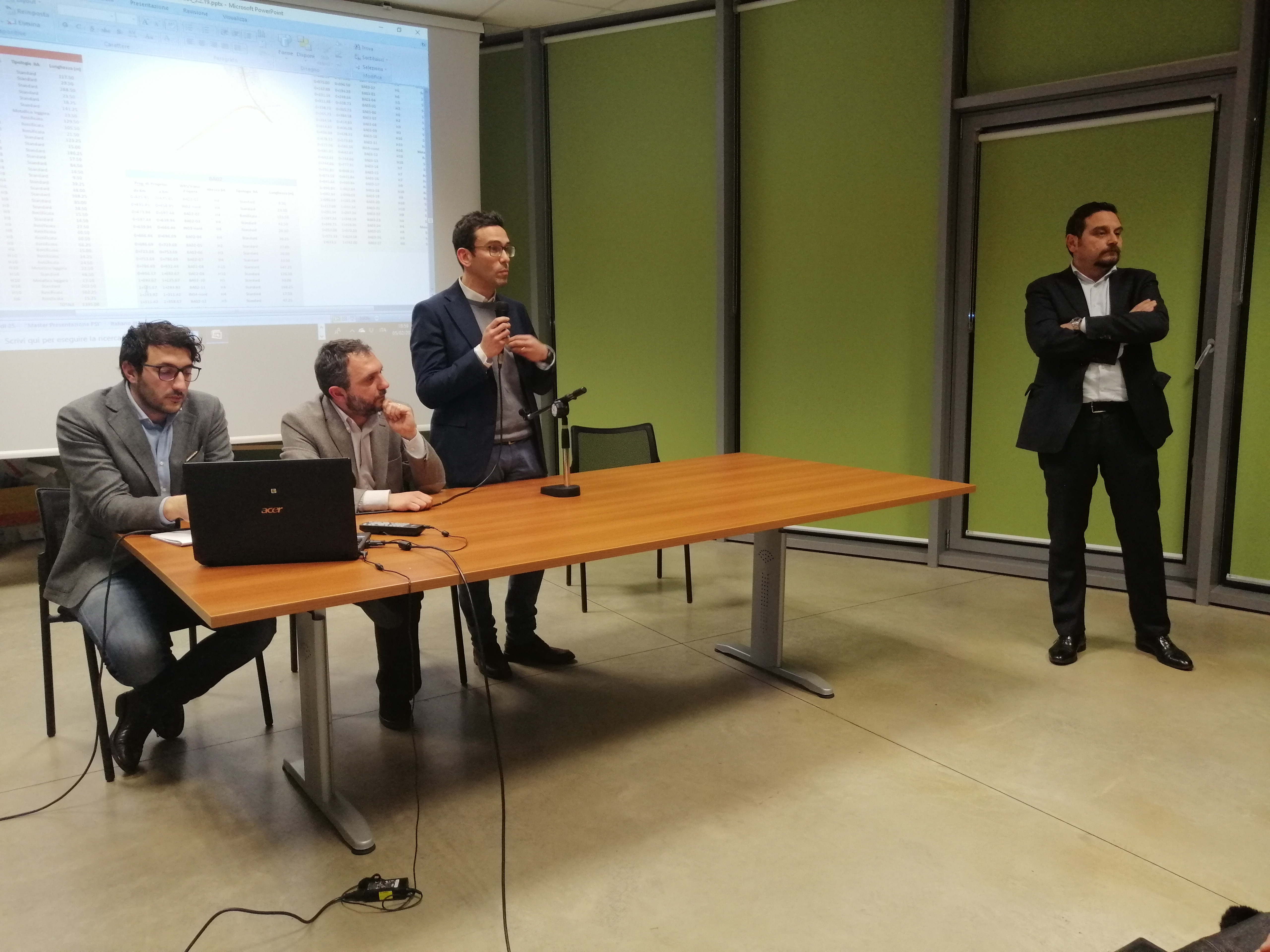 Novara, rumore treni, i residenti: «No al muro alto 7 metri»