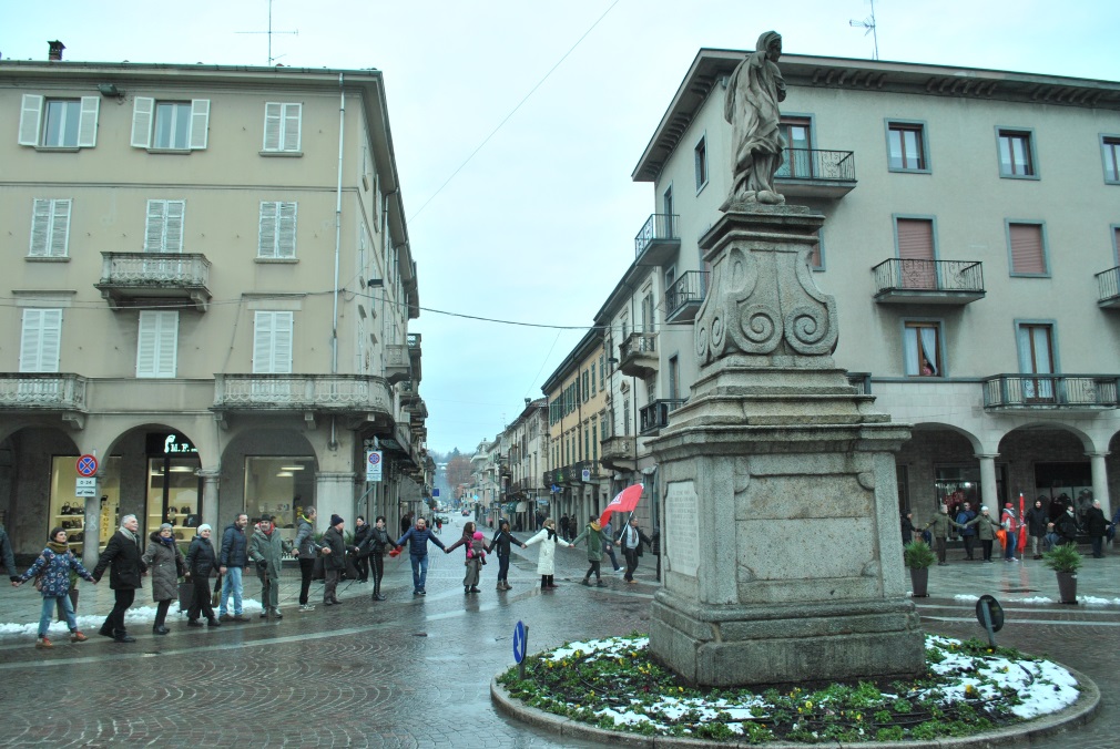 Borgomanero Girotondo in piazza per protestare contro la politica verso i profughi