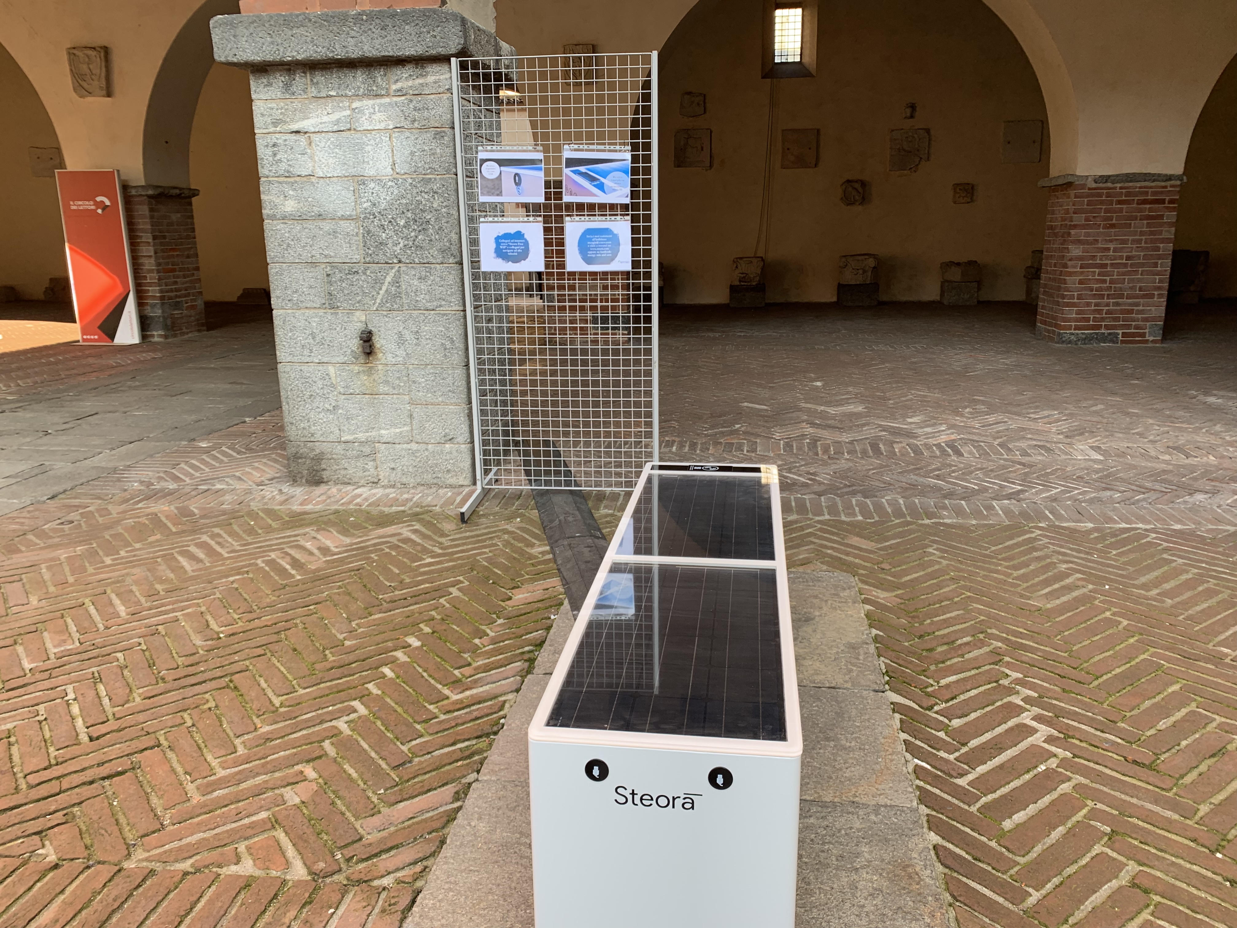 Al Broletto di Novara, panchina smart ricarica il cellulare e fa navigare in Internet