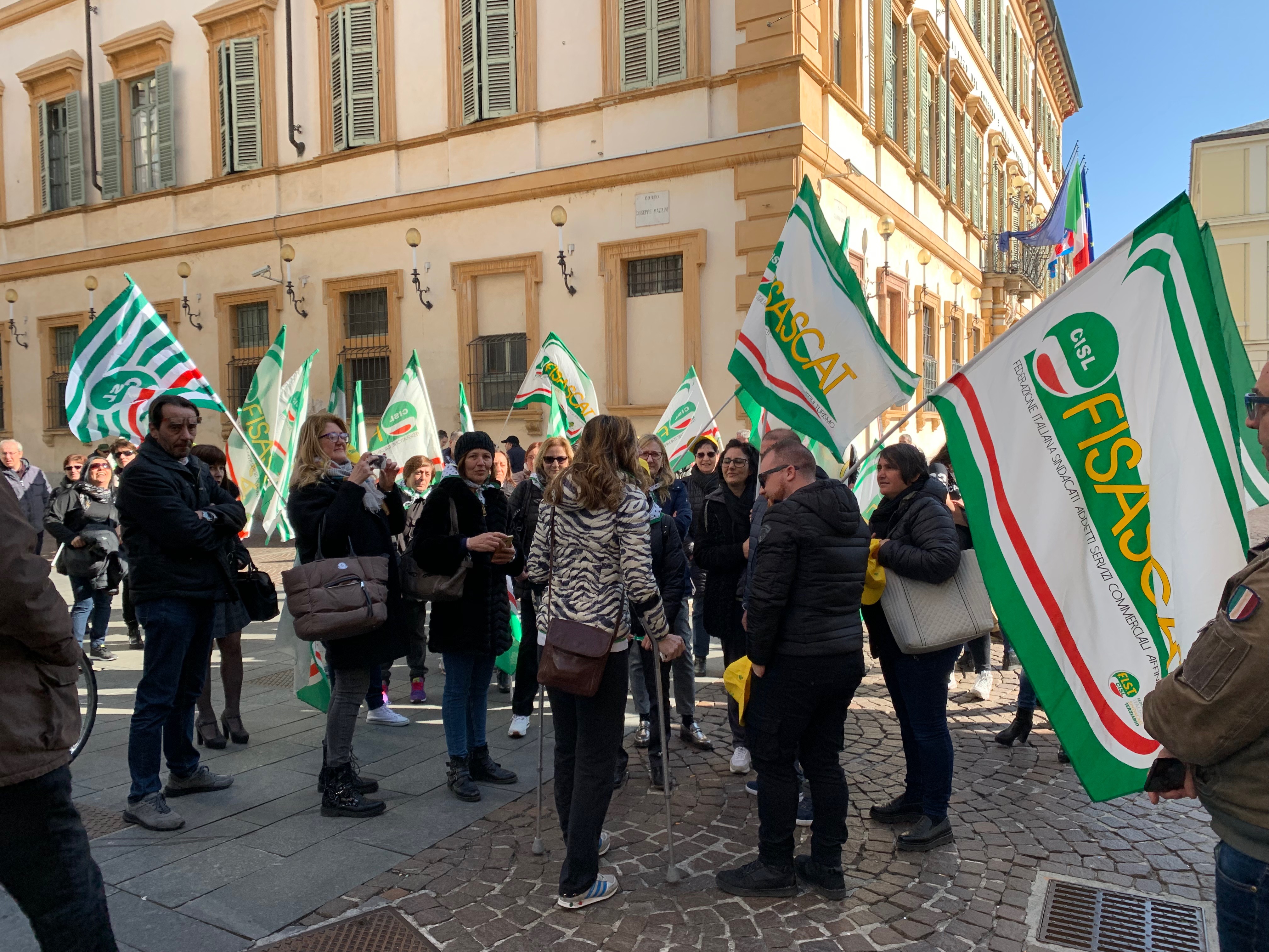 Mense scolastiche, presidio dei lavoratori davanti al Comune di Novara