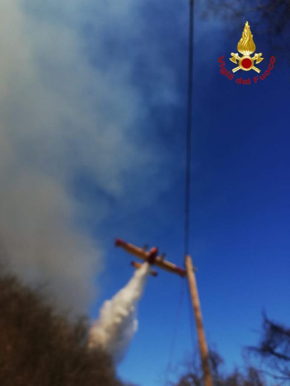 Vasto incendio nei boschi tra Pella e Cesara