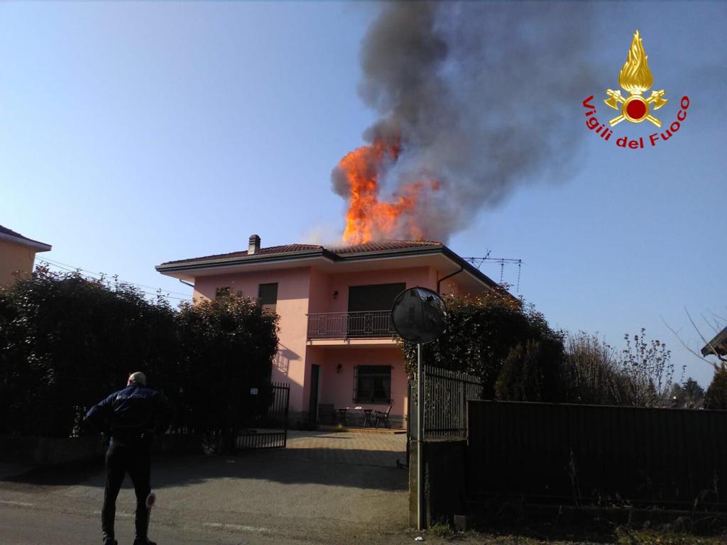 Castelletto Ticino: fiamme dal tetto di un’abitazione
