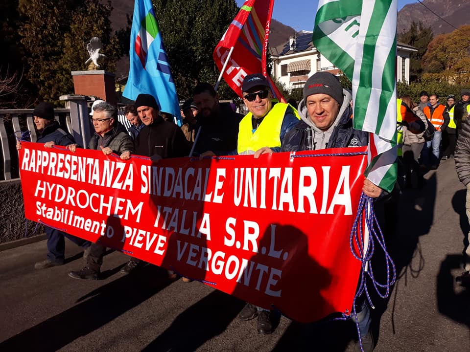 I lavoratori Hydrochem bloccano la superstrada del Sempione