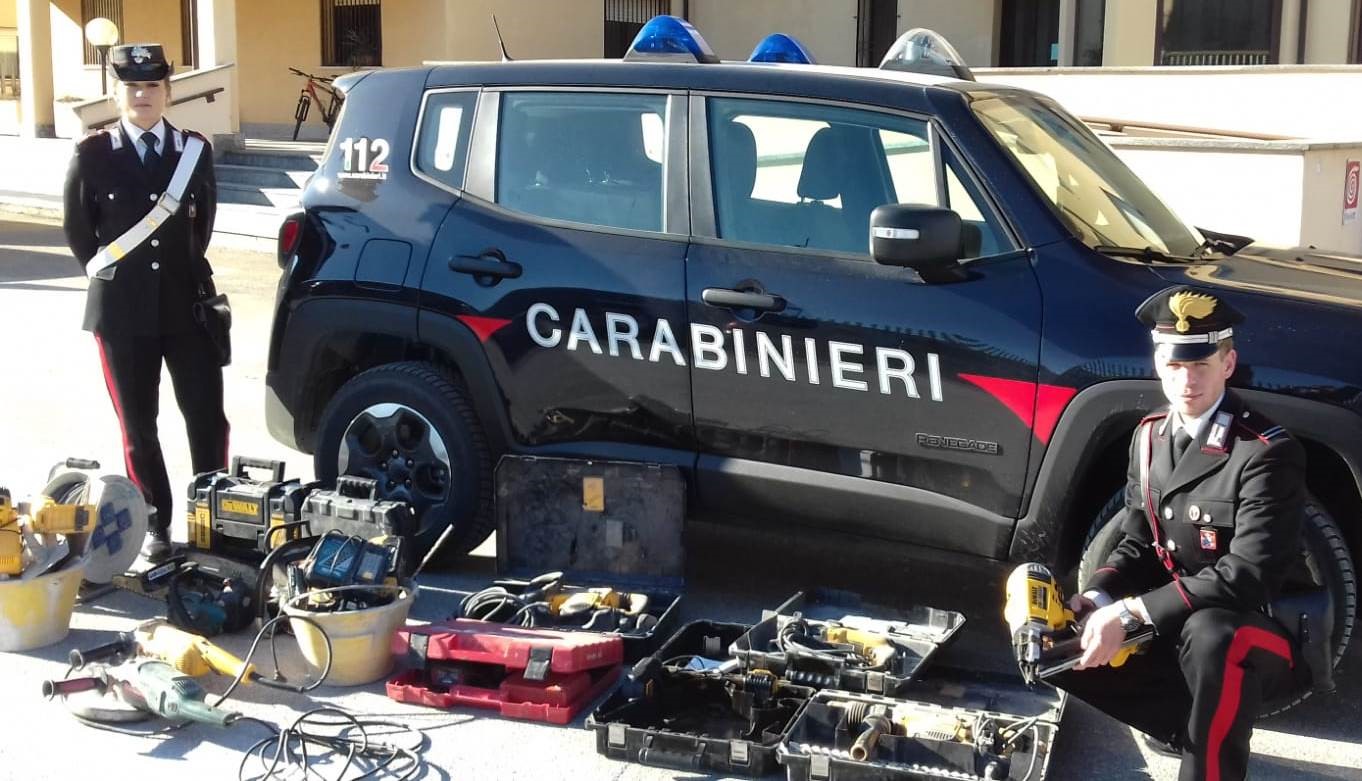 Borgosesia: due persone denunciate dai Carabinieri per furto di attrezzature edili