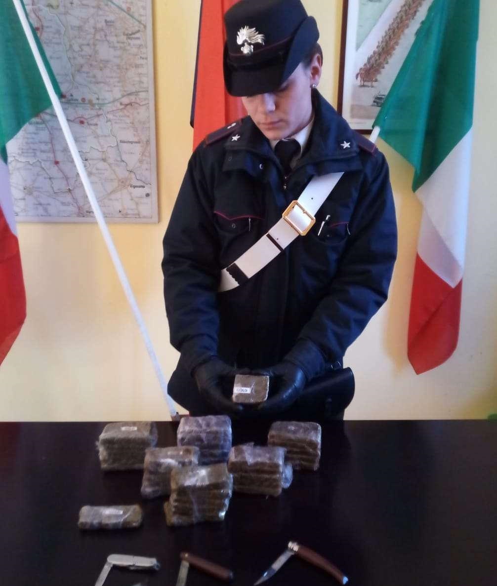 Quarantunenne in manette a Oleggio: aveva con sé 3 kg di hashish