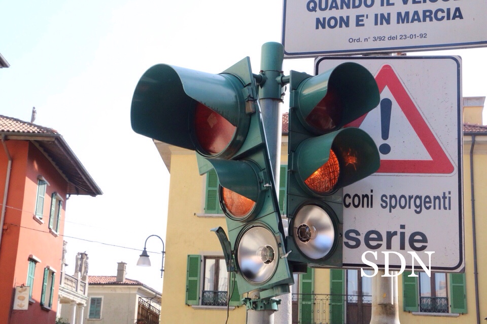 Mergozzo, vandali hanno rotto il semaforo in centro paese