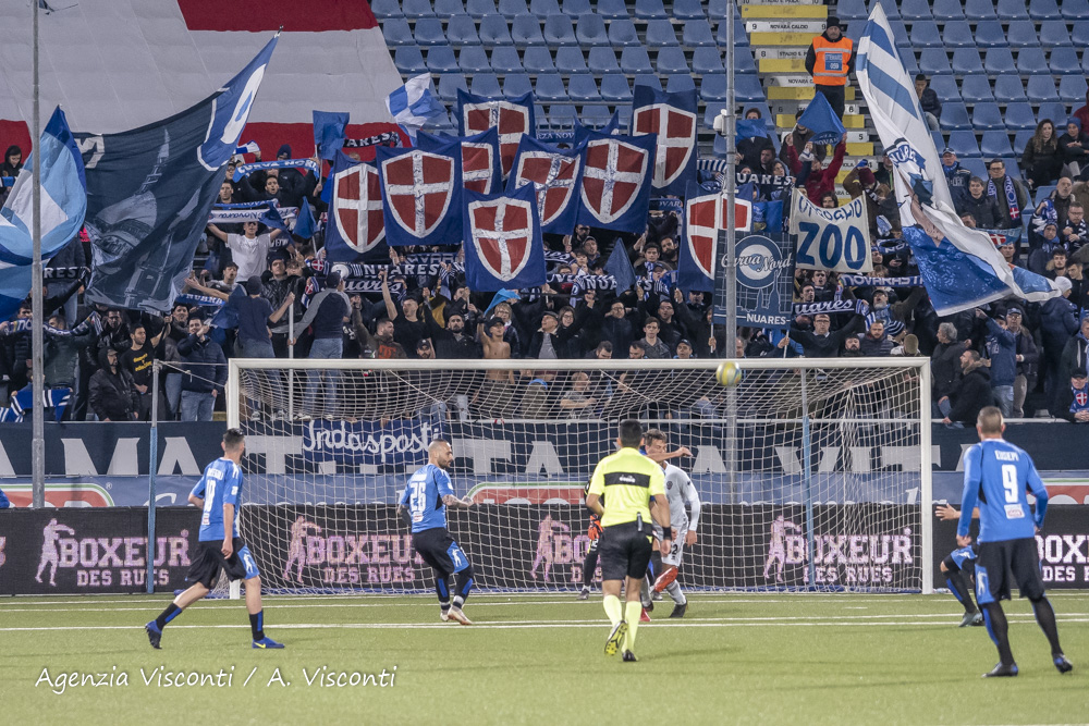 Festa per i tifosi del Novara calcio per la vittoria nel derby con la Pro: le immagini e il video del match