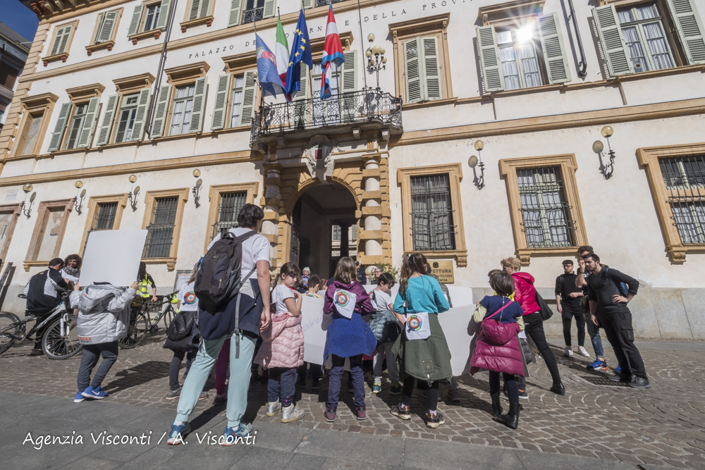 Manifestazione dei ragazzi a Novara per FridaysForFuture