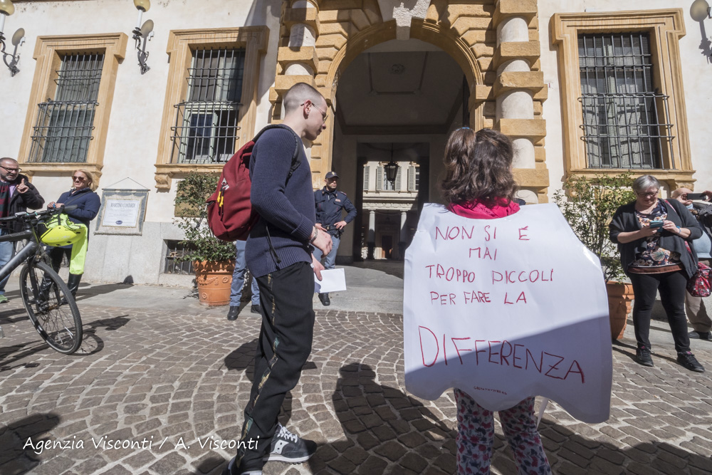 Manifestazione dei ragazzi a Novara per FridaysForFuture